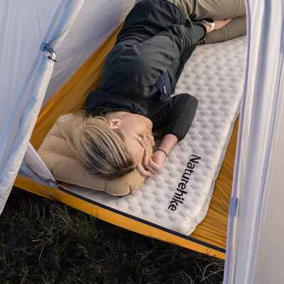 Туристичний килимок Naturehike Самонадувний надлегкий одномісний овальний CNK2300DZ013 35 мм світло-