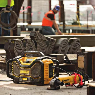Зарядний пристрій для акумуляторів інструменту DeWALT з радіоприймачем 18V, 54V XR, час зарядки 140 хв, вага 7.2 кг (DCR027)